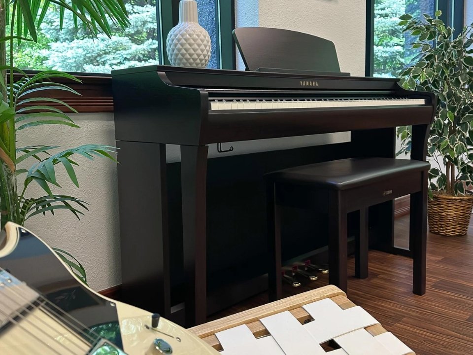 YAMAHA CLP-725 R - Ảnh thực tế 3